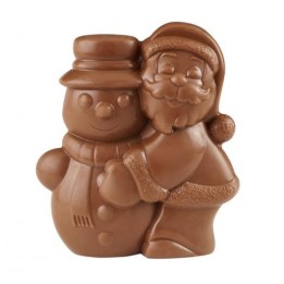 Un petit père noël qui enlace un bonhomme de neige en chocolat au lait.